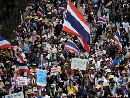 Тысячи человек вышли на антиправительственные демонстрации в Бангкоке - ảnh 1